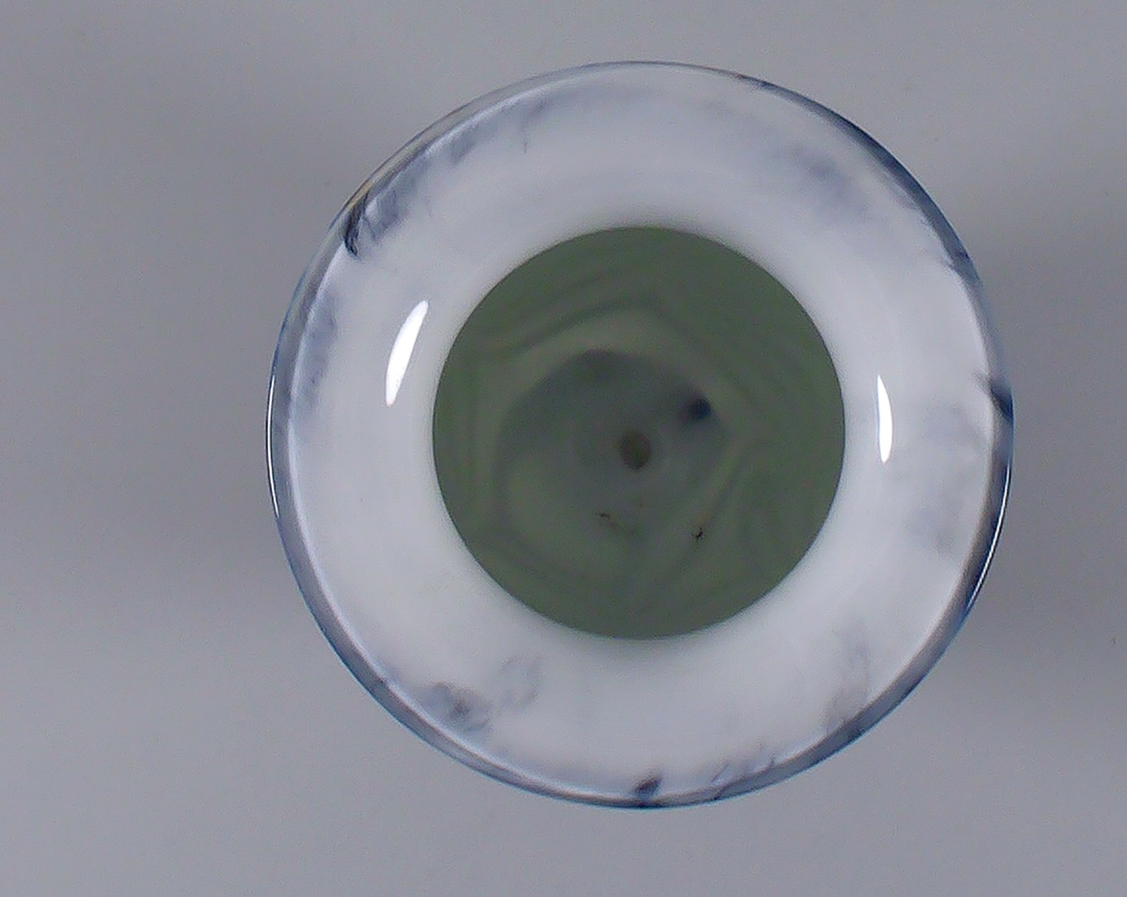Robert Eickholt 9″ Aurene Feather Pull Iridescent Vase Silver Bands w/Marbling
