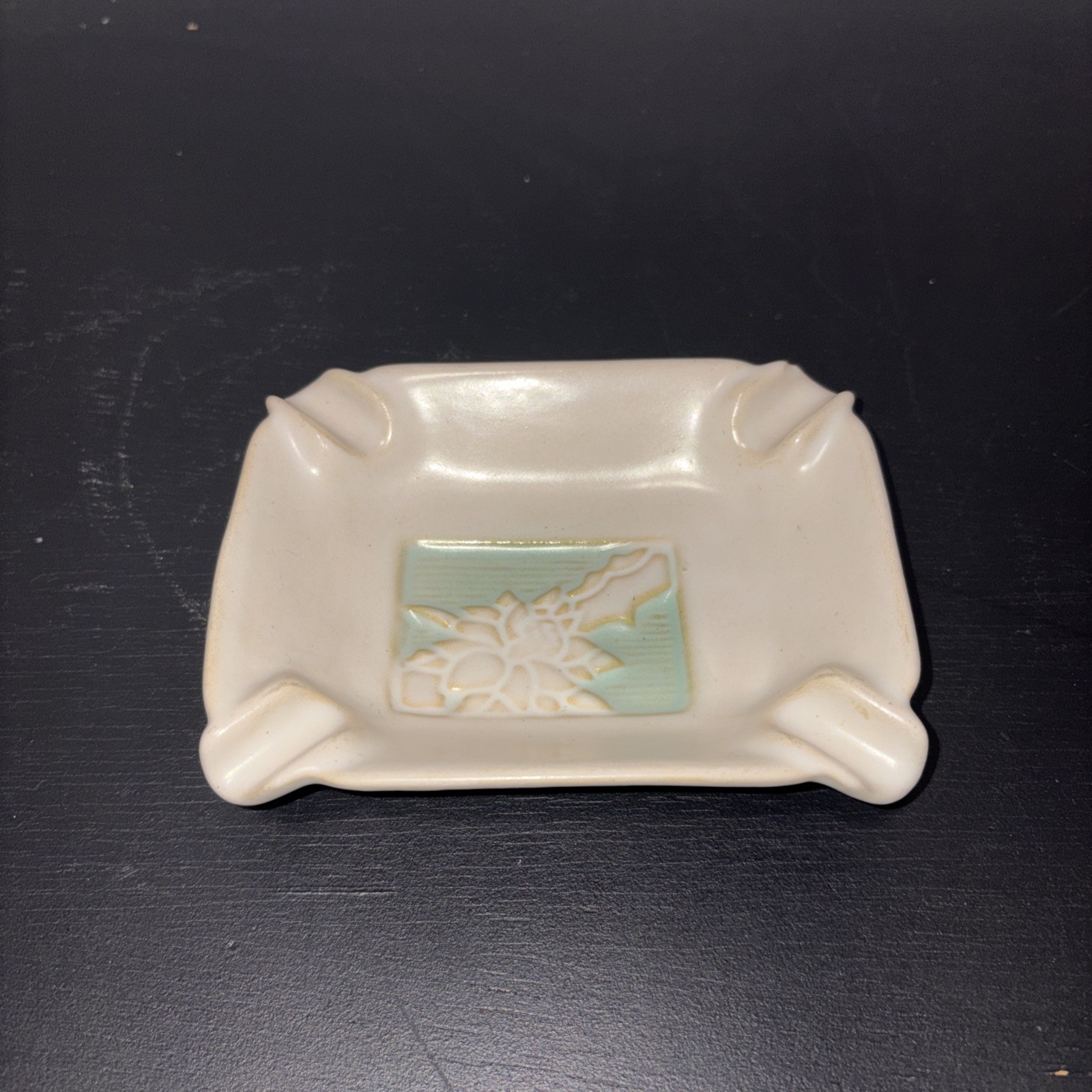 ROSEVILLE POTTERY White SILHOUETTE ASHTRAY #799