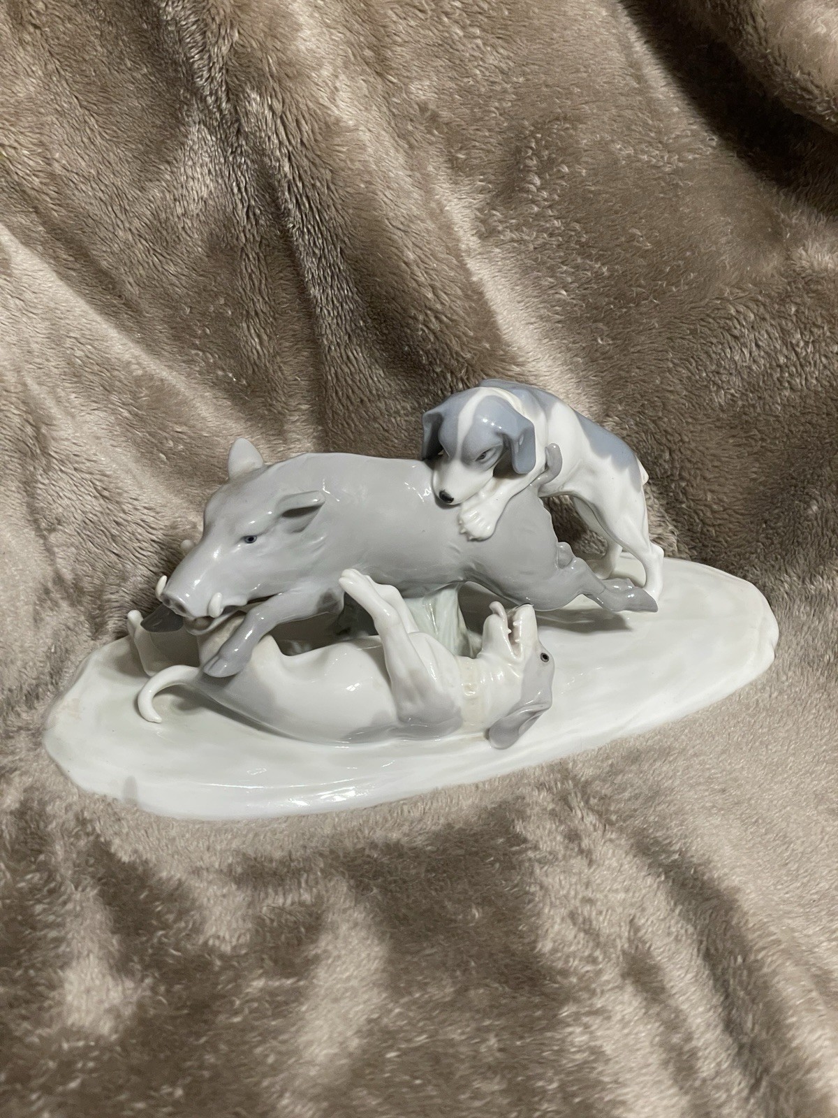 METZLER & ORTLOFF ILMENAU 1900 ANTIQUE PORCELAIN DOGS AND BOAR FIGURE (Read)