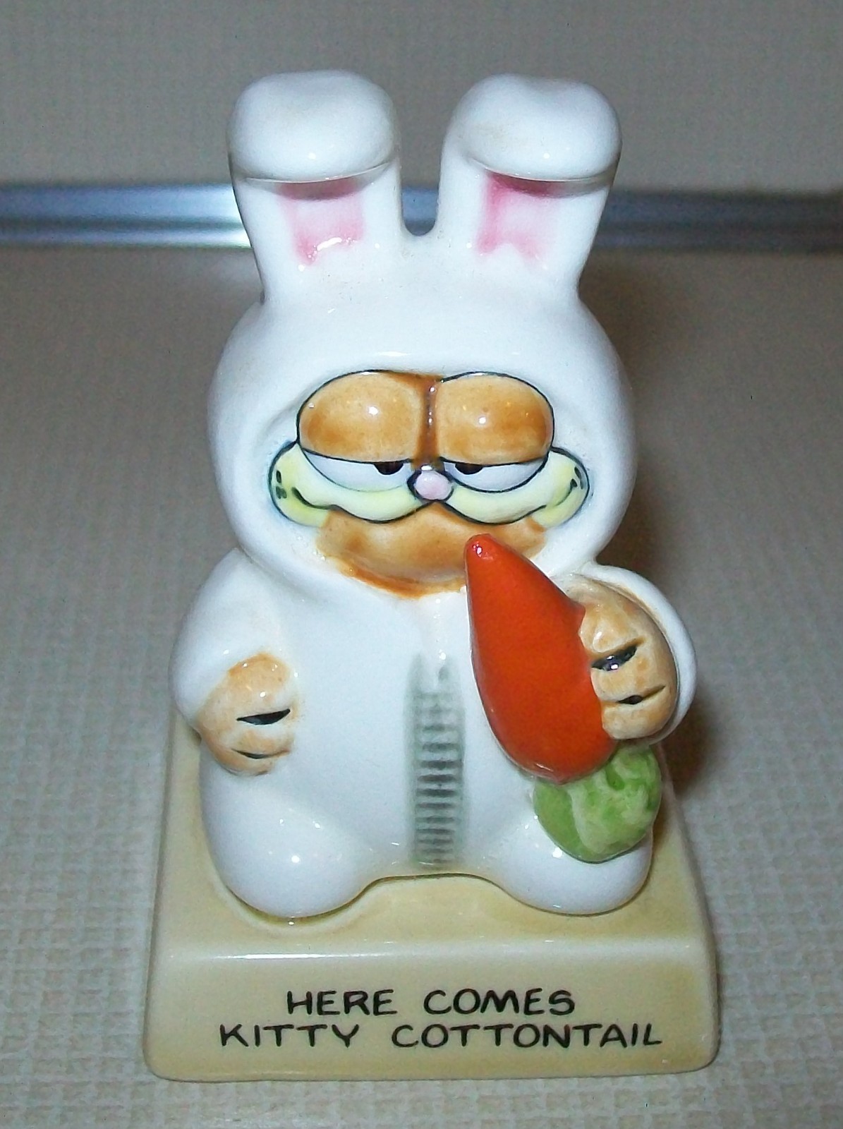 1978,1981 Enesco Ceramic Garfield Cat Figurine Here Come Kitty Cottontail Easter