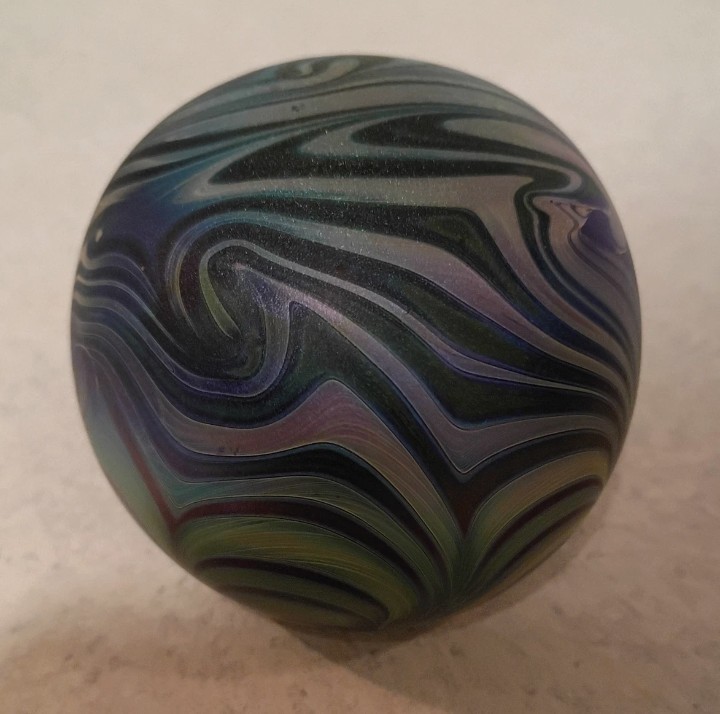 1979 Signed Robert Eickholt Aurene King Tut Iridescent Art Glass Paperweight