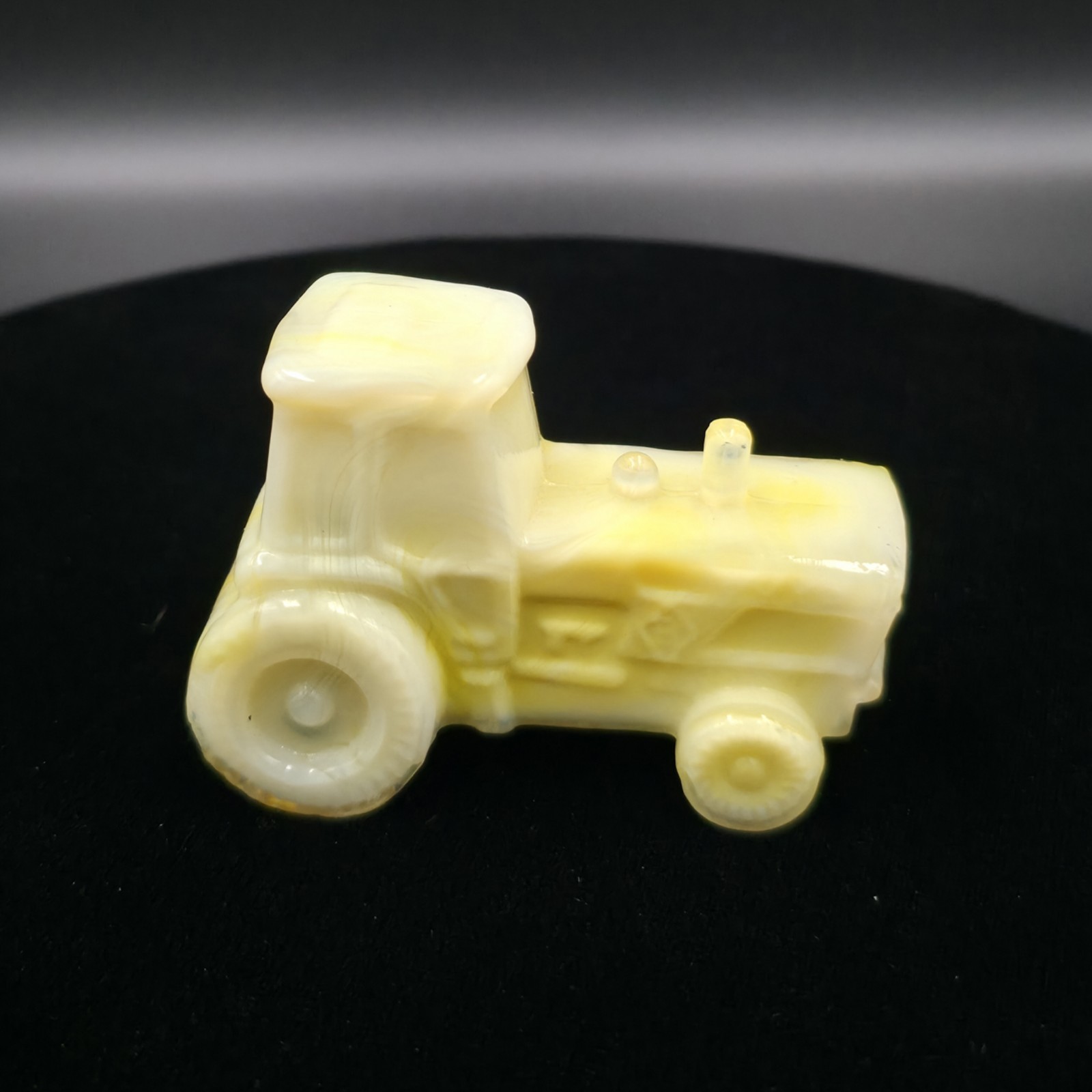 **GLOWS** Boyd Art Glass Tractor Banana Cream 4th 5 Yrs (1993-98) 2.75″ Cadmium