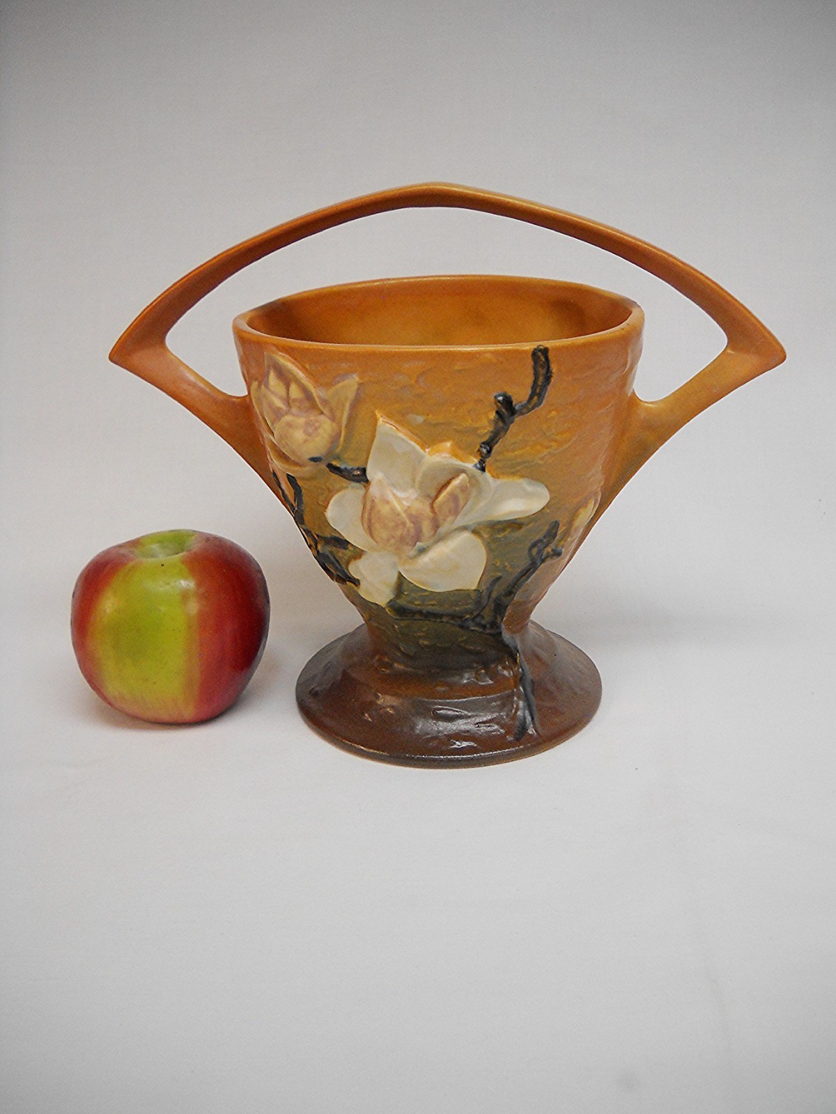 Vintage ROSEVILLE POTTERY BROWN MAGNOLIA 8″ BASKET-EXC.