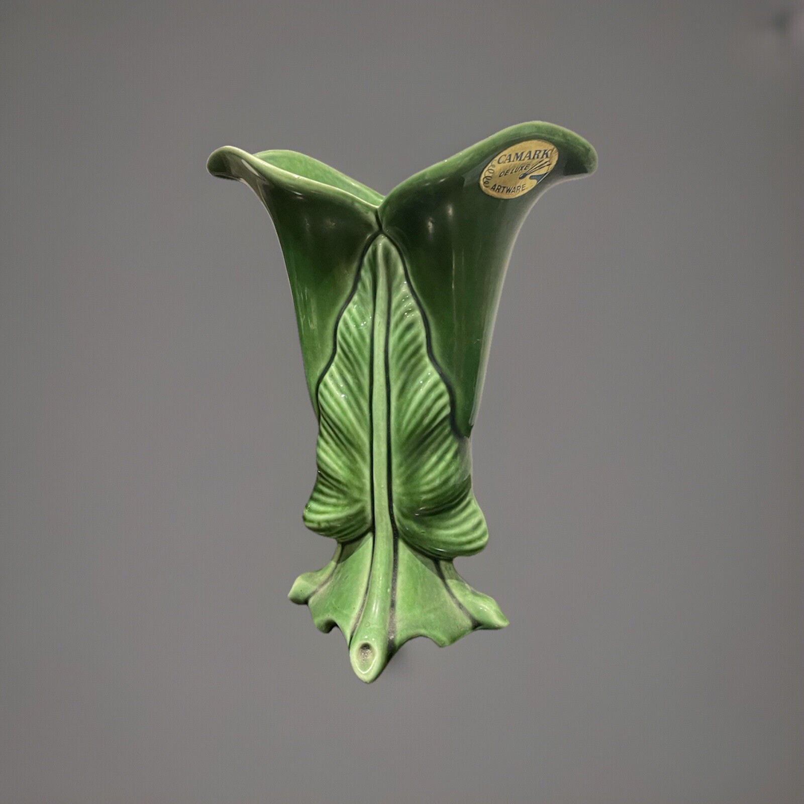 Vintage Camark Deluxe Artrware Pottery #597 Calla Lily Leaf Green 8″ Vase 1940s