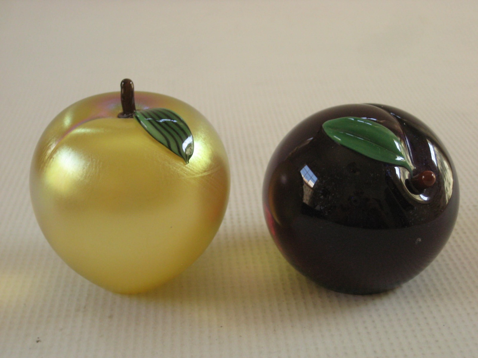 Orient & Flume – Gold Iridescent Studio Art Glass Paperweight – Apple Fruit