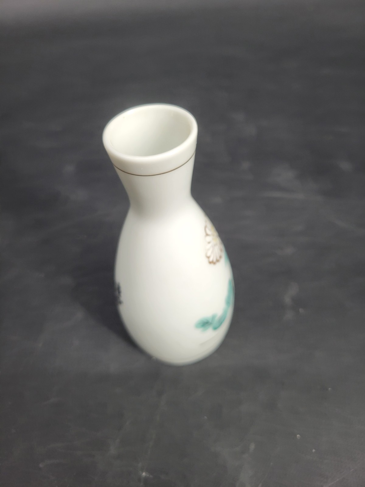 Very Pretty, Vintage Japanese Porcelain Floral Bud Vase / Sake Server – 5″