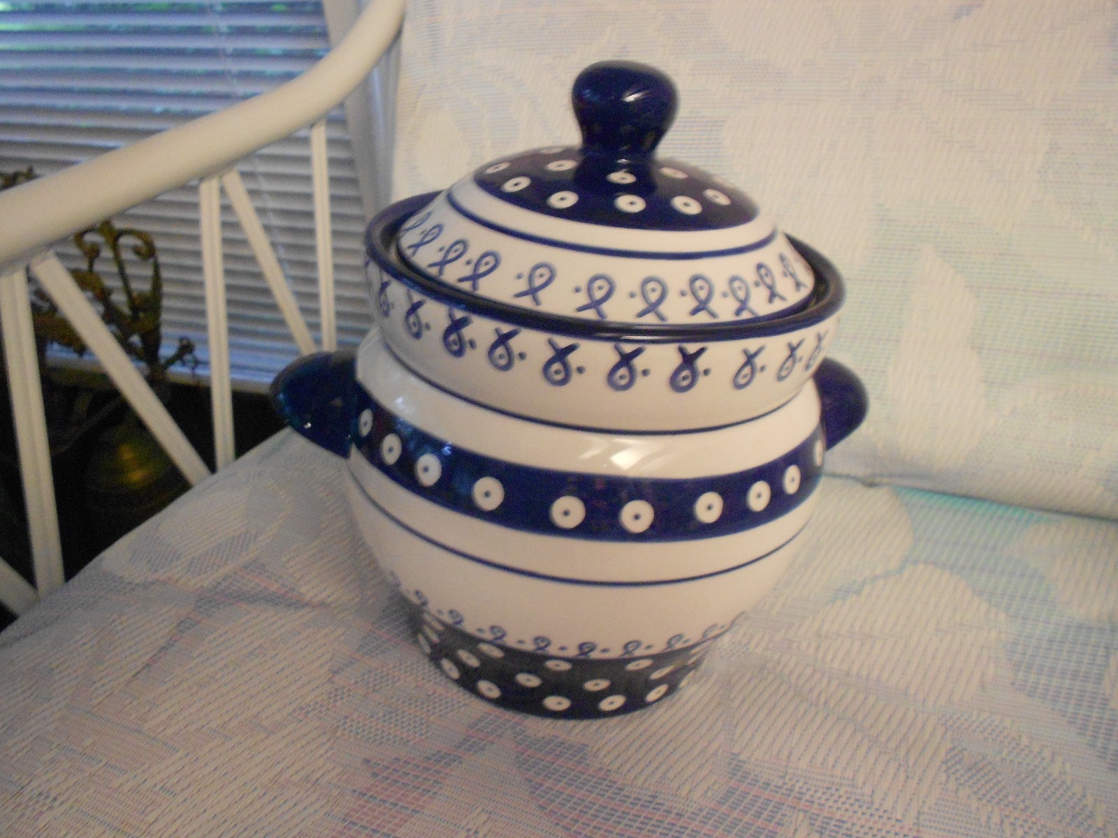 KENT POTTERY CANISTER WITH LID & HANDLES/EXCELLENT-8 1/2″ X 8 1/2″ X 7″