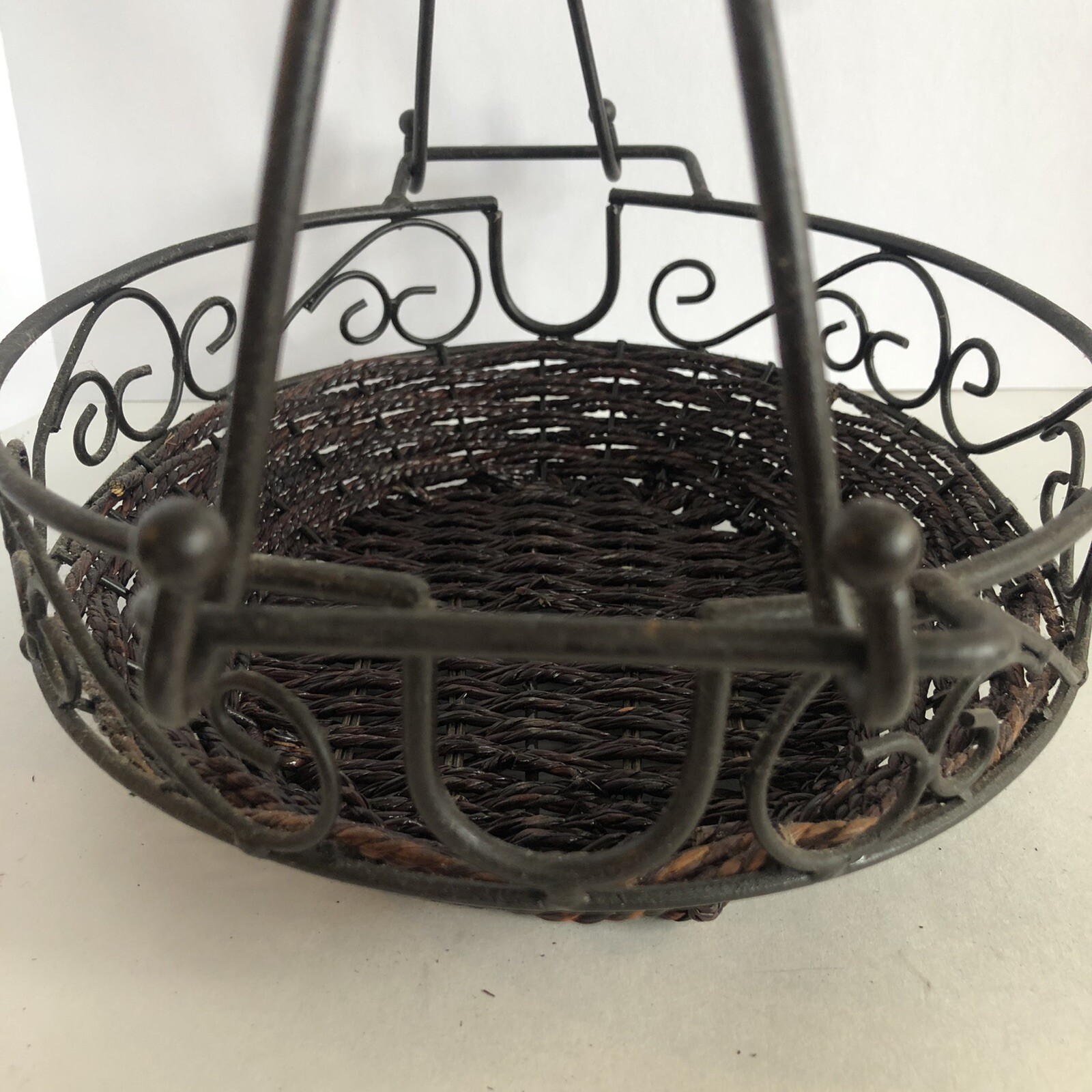 Home and Garden Party Basket Weave Covered Casserole Dish 4 Qt With Carrier EUC
