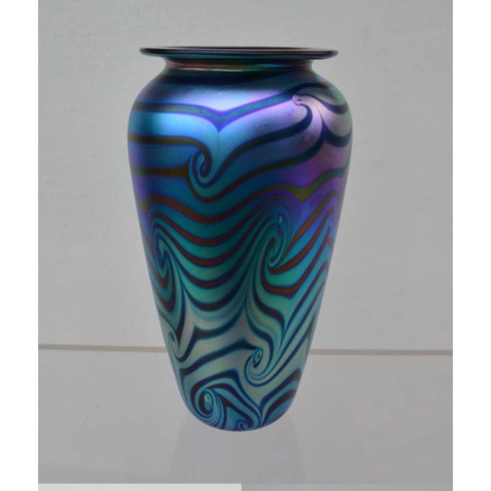 Vintage Robert Eickholt Studio Art Glass Pulled Iridescent 8”Vase