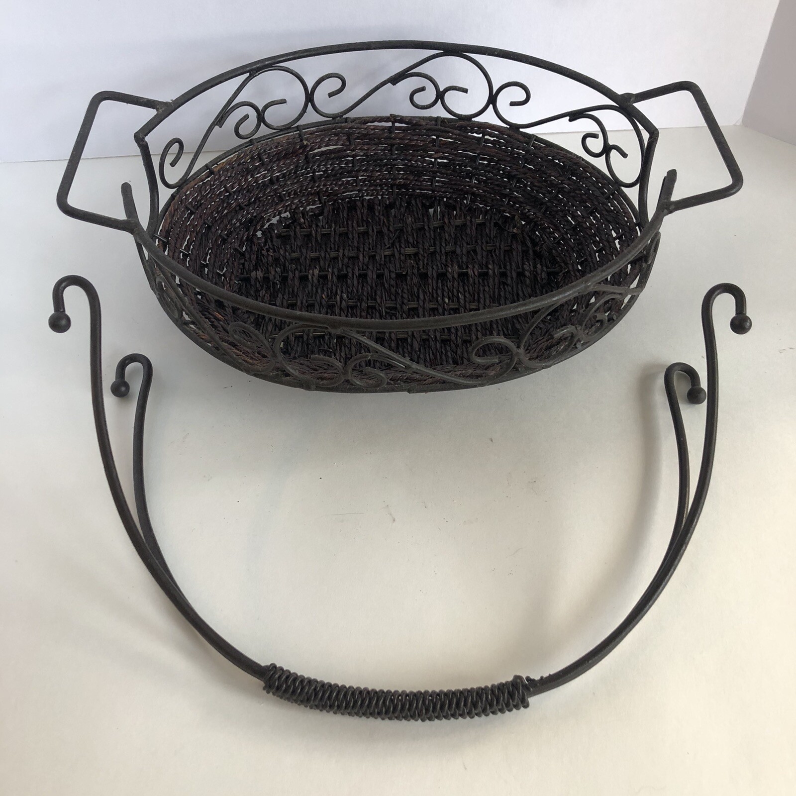 Home and Garden Party Basket Weave Covered Casserole Dish 4 Qt With Carrier EUC