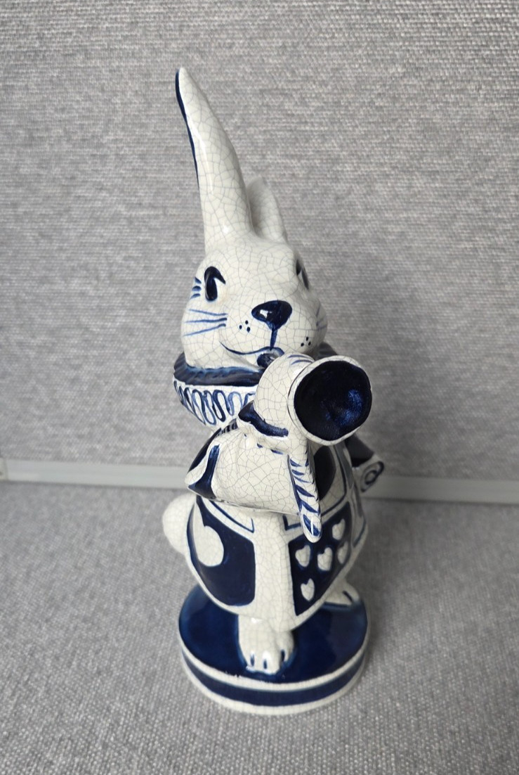 Dedham Potting Shed Large Figurine White Rabbit from “Alice in Wonderland”