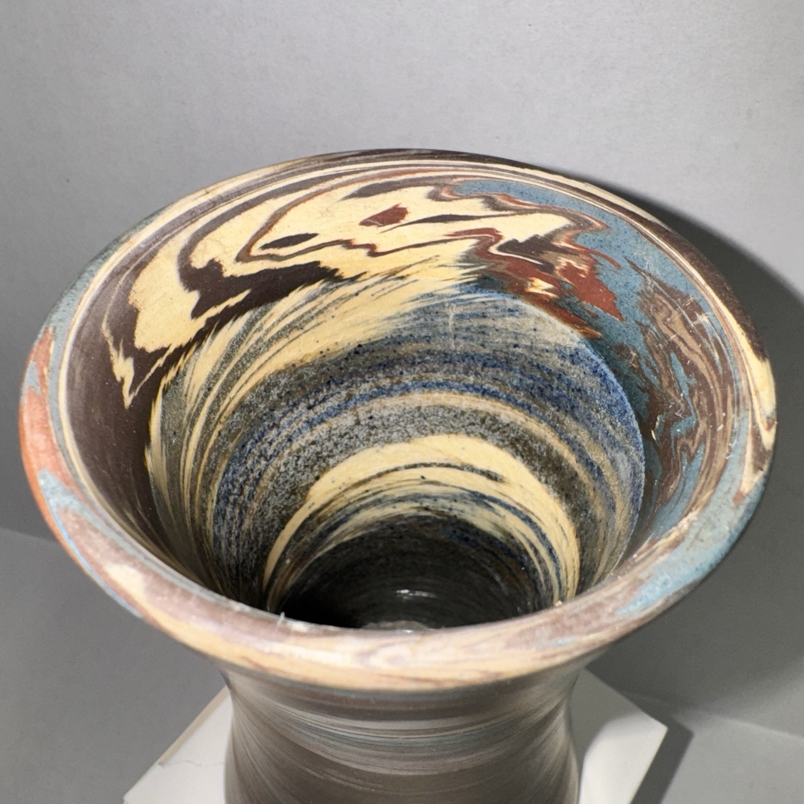 Vintage 1910-1924 Niloak Mission Swirl 5” Tall Art Pottery Vase Brown