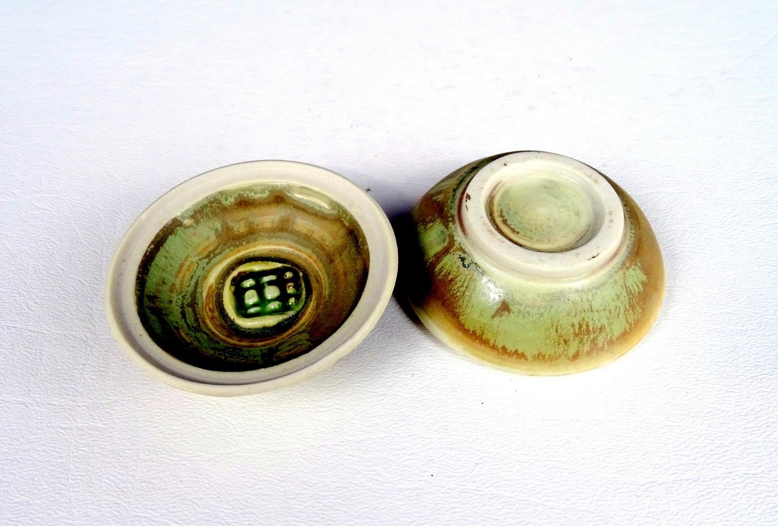 ASIAN STUDIO ART POTTERY WHEELTHROWN LEAF ETCHES DRIP GLAZE 1 5/8″ PILL BOX