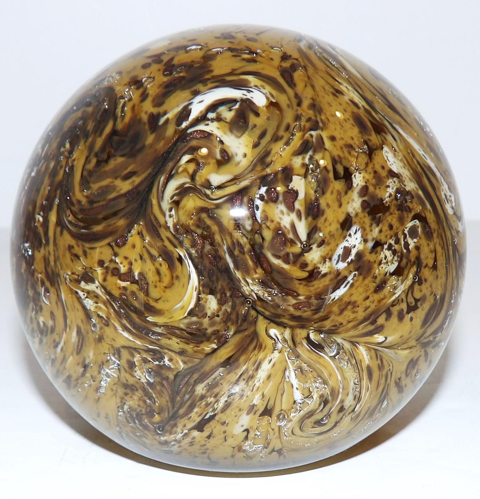 STUNNING SIGNED 1977 JOE ZIMMERMAN ART GLASS TAN BROWN WHITE 3 3/8″ PAPERWEIGHT
