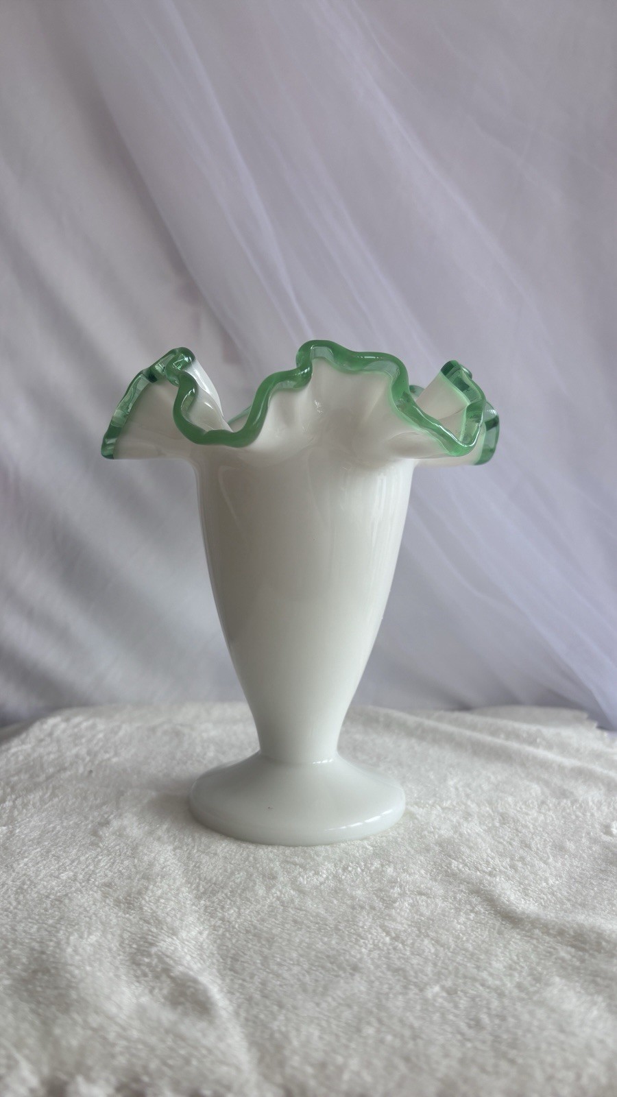 Vintage Discontinued White Fenton With Emerald Crest Crimped Vase 6”