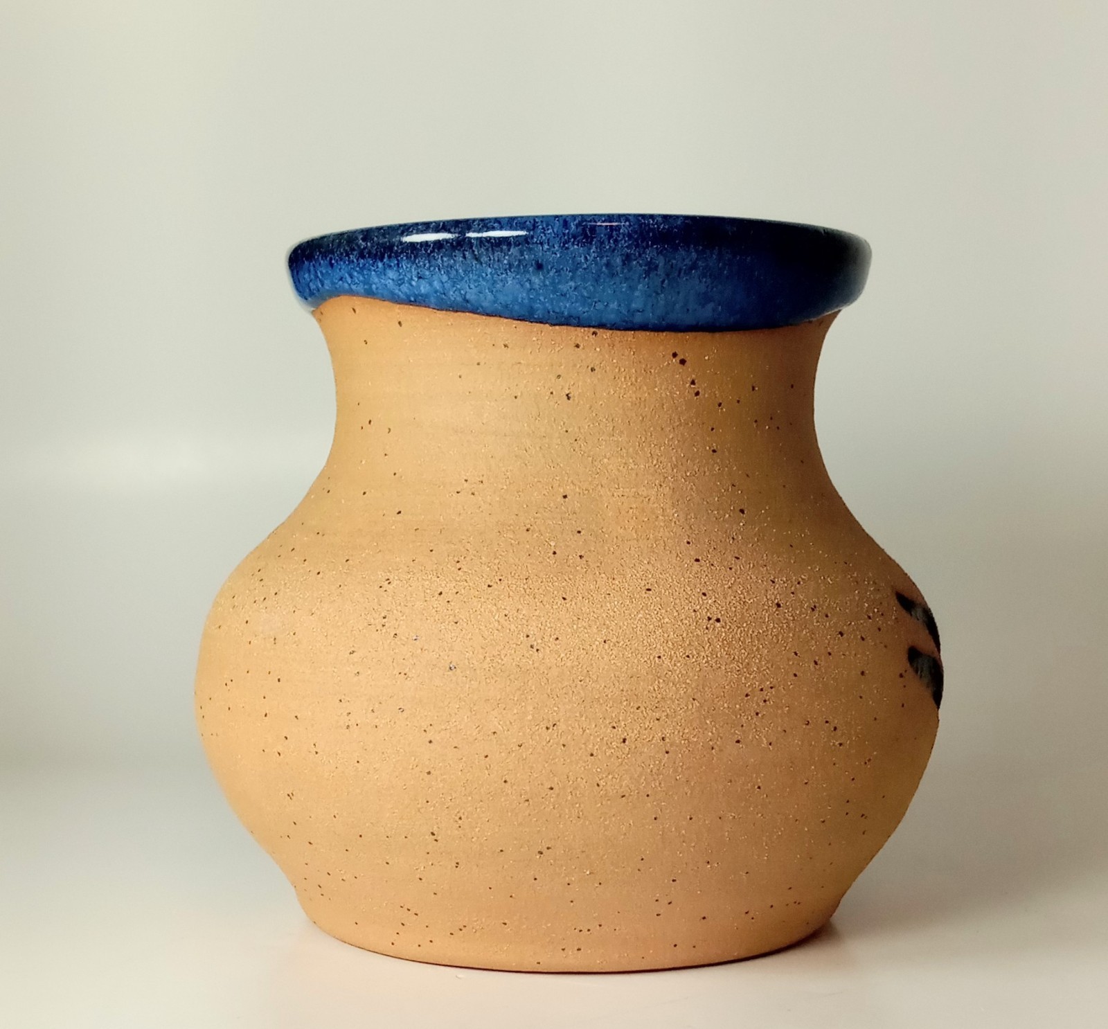 VTG 4 1/4″ Signed Stoneware Dragonfly Vase Unglazed Outside Blue Glaze Inside