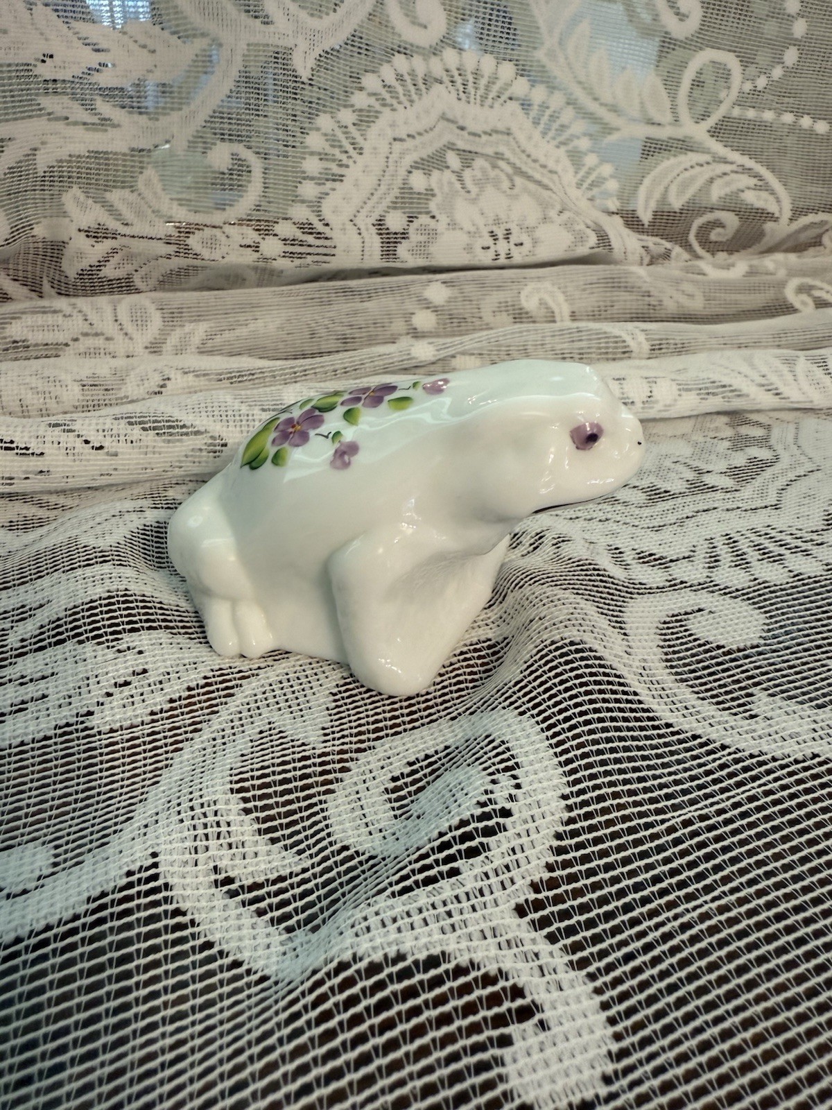RARE FENTON FROG HAND PAINTED VIOLETS IN THE SNOW ON MILK GLASS SIGNED