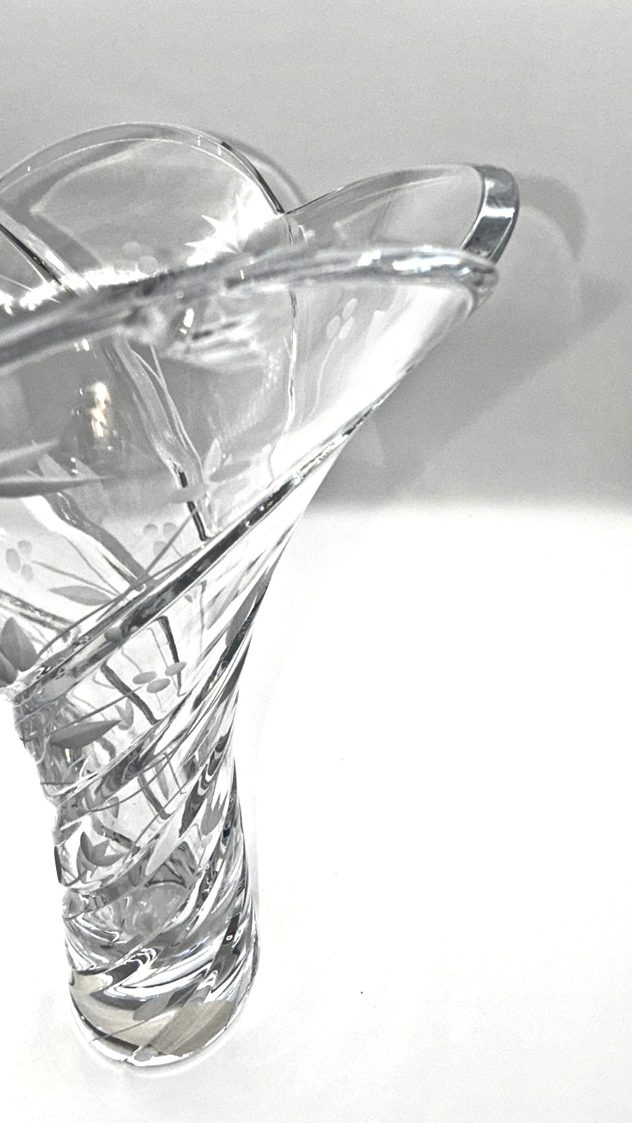Mikasa PARK PLACE Trumpet Crystal VASE 11″ Engraved Floral Petal Top Flared Vtg