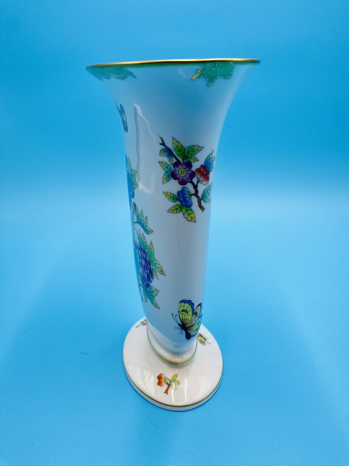 HEREND PORCELAIN HANDPAINTED QUEEN VICTORIA VASE 6777/VBO
