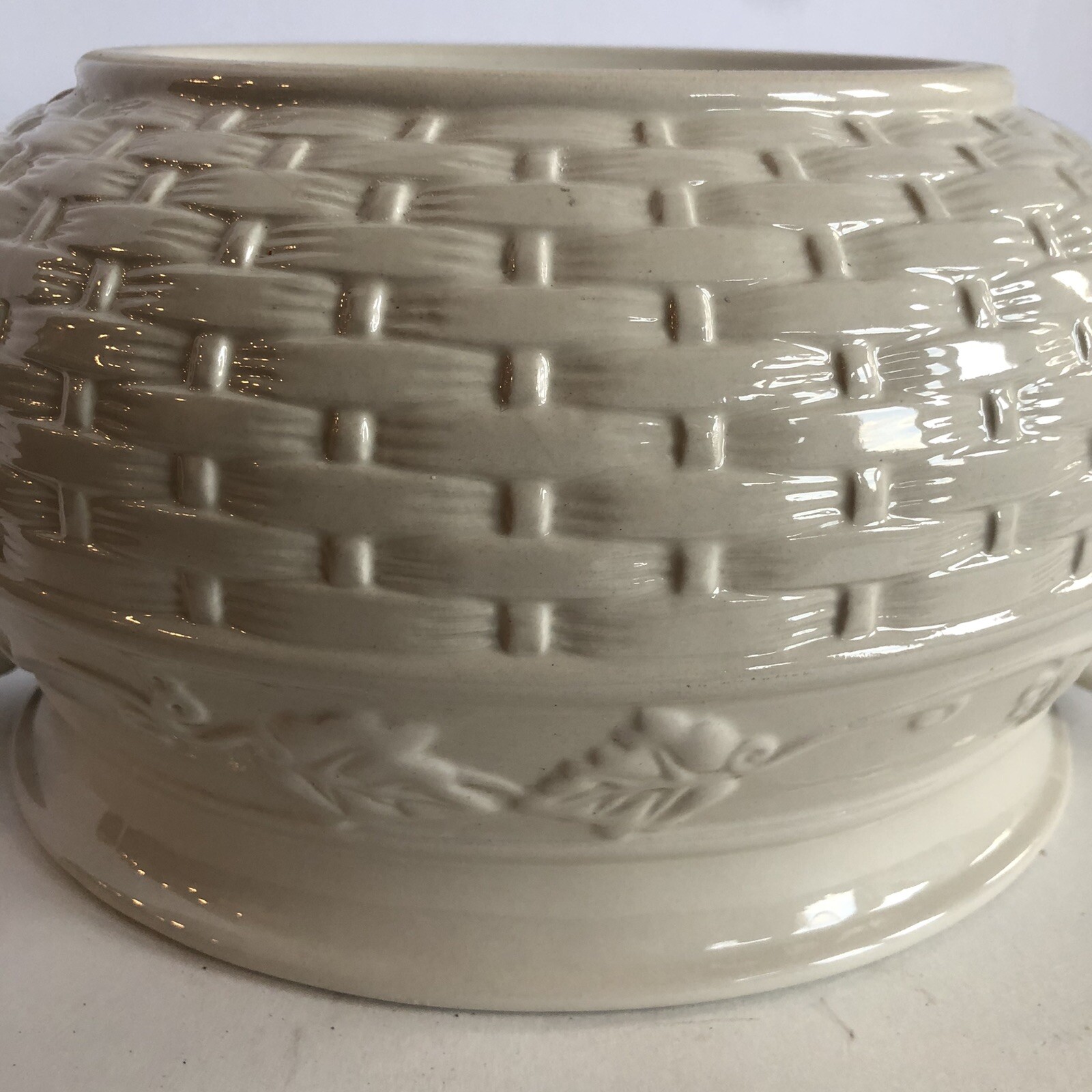 Home and Garden Party Basket Weave Covered Casserole Dish 4 Qt With Carrier EUC