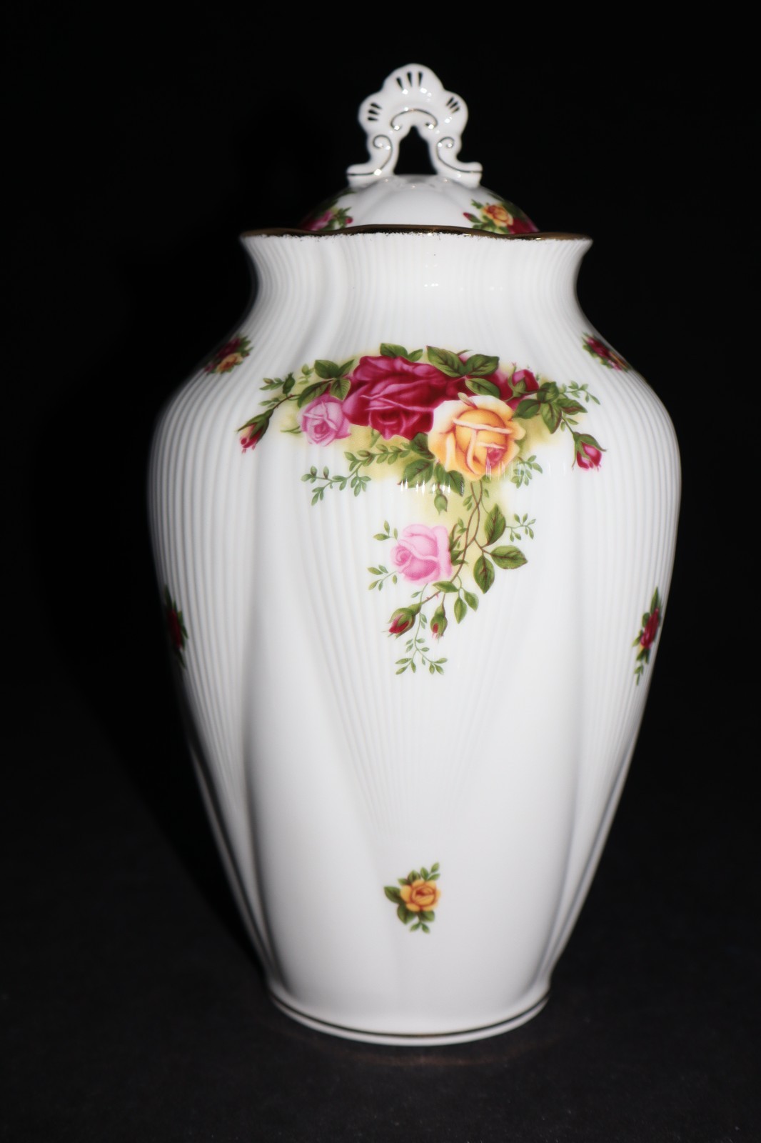 ROYAL ALBERT OLD COUNTRY ROSES GINGER JAR VASE WITH LID