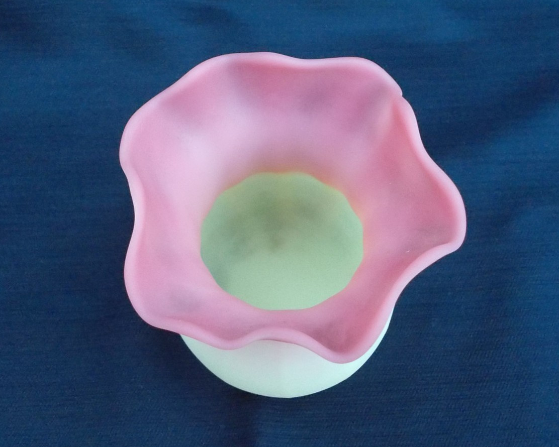 Gundersen Glass burmese ruffled vase 3.25 h