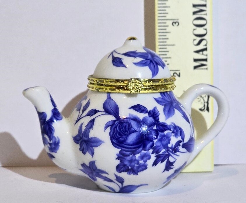 MIniature Teapot Trinket Box Blue & White Floral w/ Gold Trim Clasp & Hinge EUC