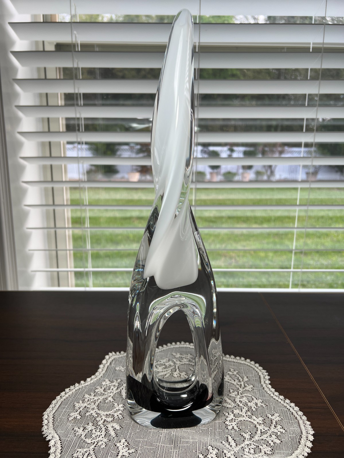 ADAM JABLONSKI ART GLASS HANDBLOWN POLAND SIGNED SCULPTURE 15.75″ WHITE BURGUNDY