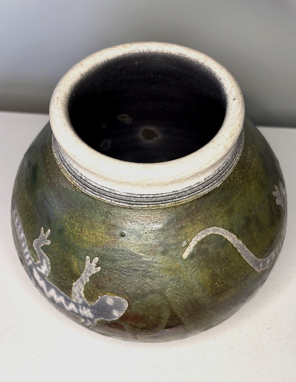 Raku Art Pottery Iridescent Green 5.5″ Vase Jar Pot w/ Lizards Signed J. Diller