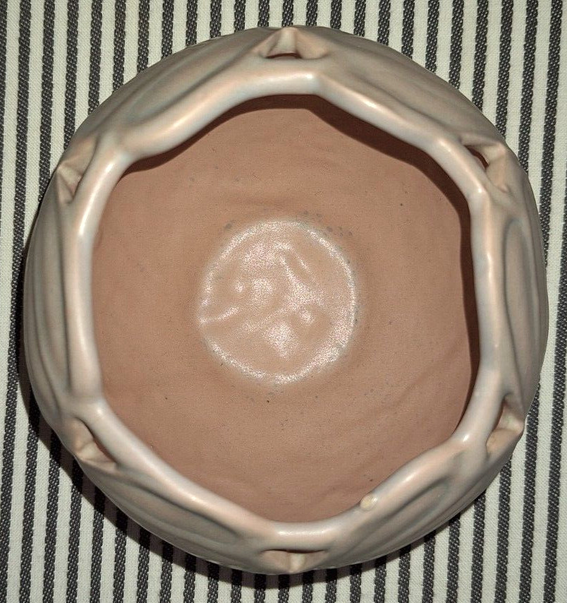 VTG VAN BRIGGLE ART POTTERY SIGNED ROSE & LILAC BLUE PHILODENDRON LEAF BOWL VASE