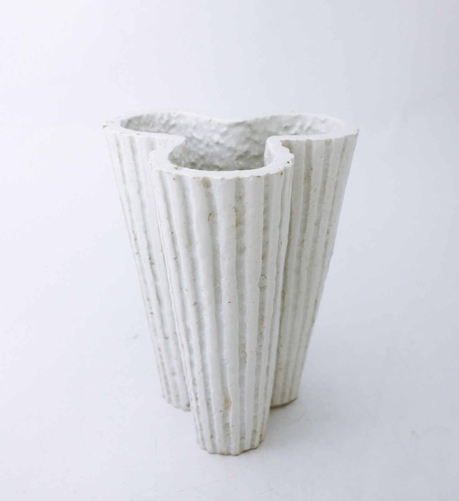 White Large Vase Chamotte – Gunnar Nylund – Rörstrand – Mid 20th Century Design