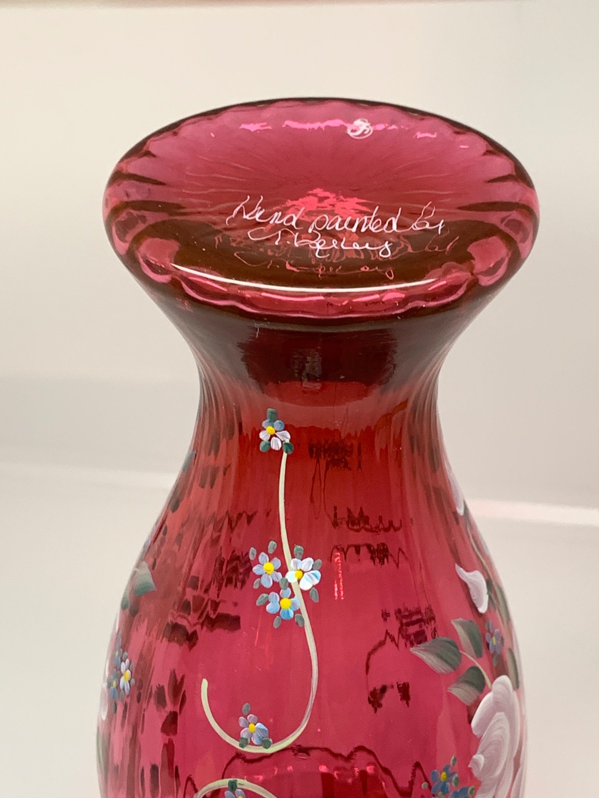 Fenton Cranberry Vase “Ivory Roses” signed T. Kelley (Tanya) 2003-2004 8 3/4″