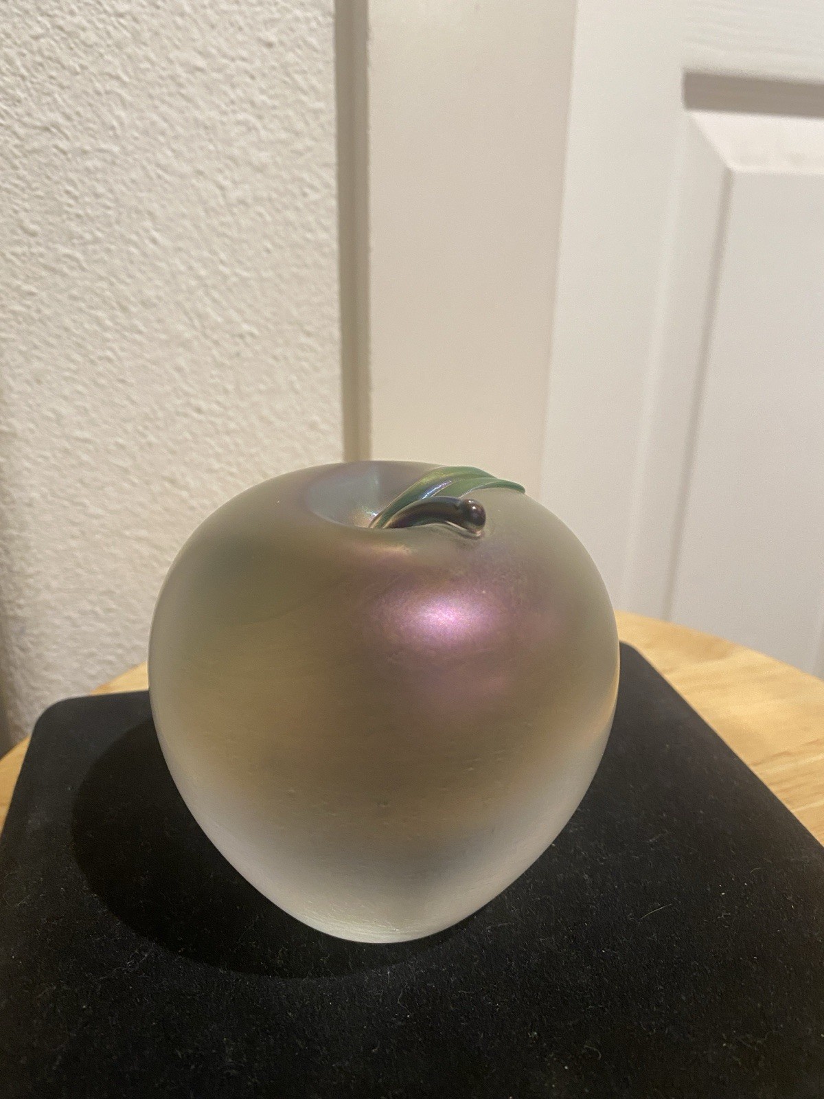 VINTAGE ZELLIQUE STUDIOS IRIDESCENT FROSTED GLASS APPLE PAPERWEIGHT NICE ONE!