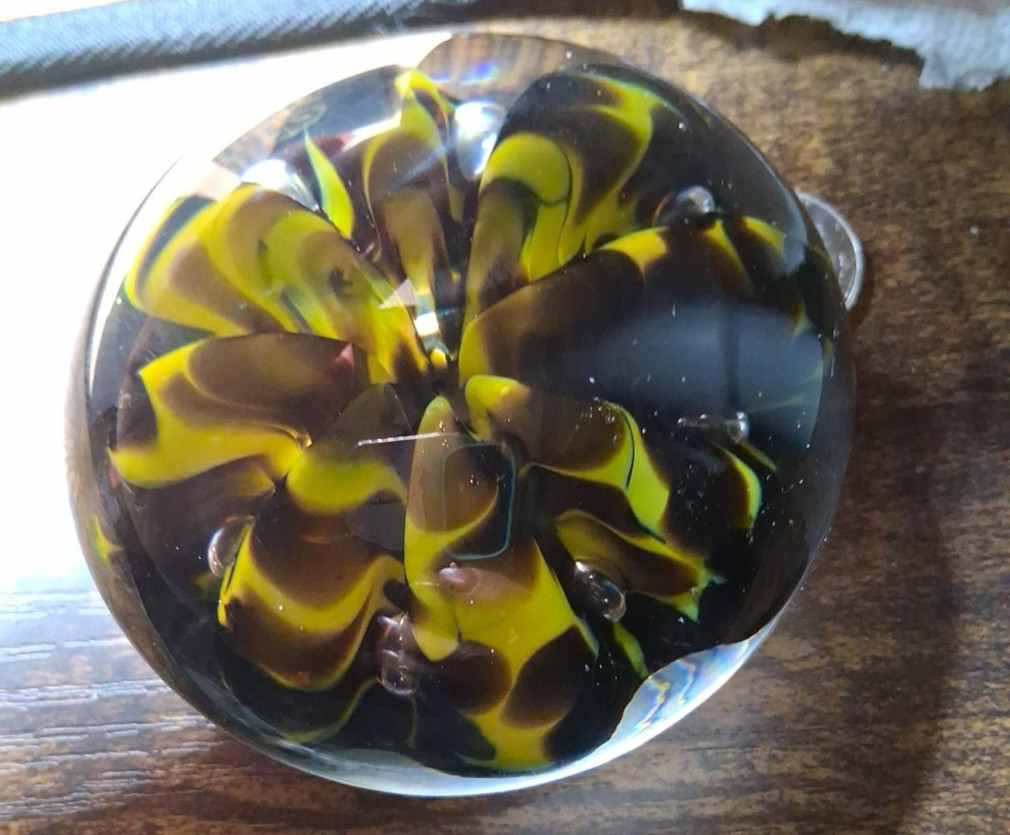 VTG Mix Green Sea Tiger Lily VAN SON 1972 Collectible Floral Glass Paperweight