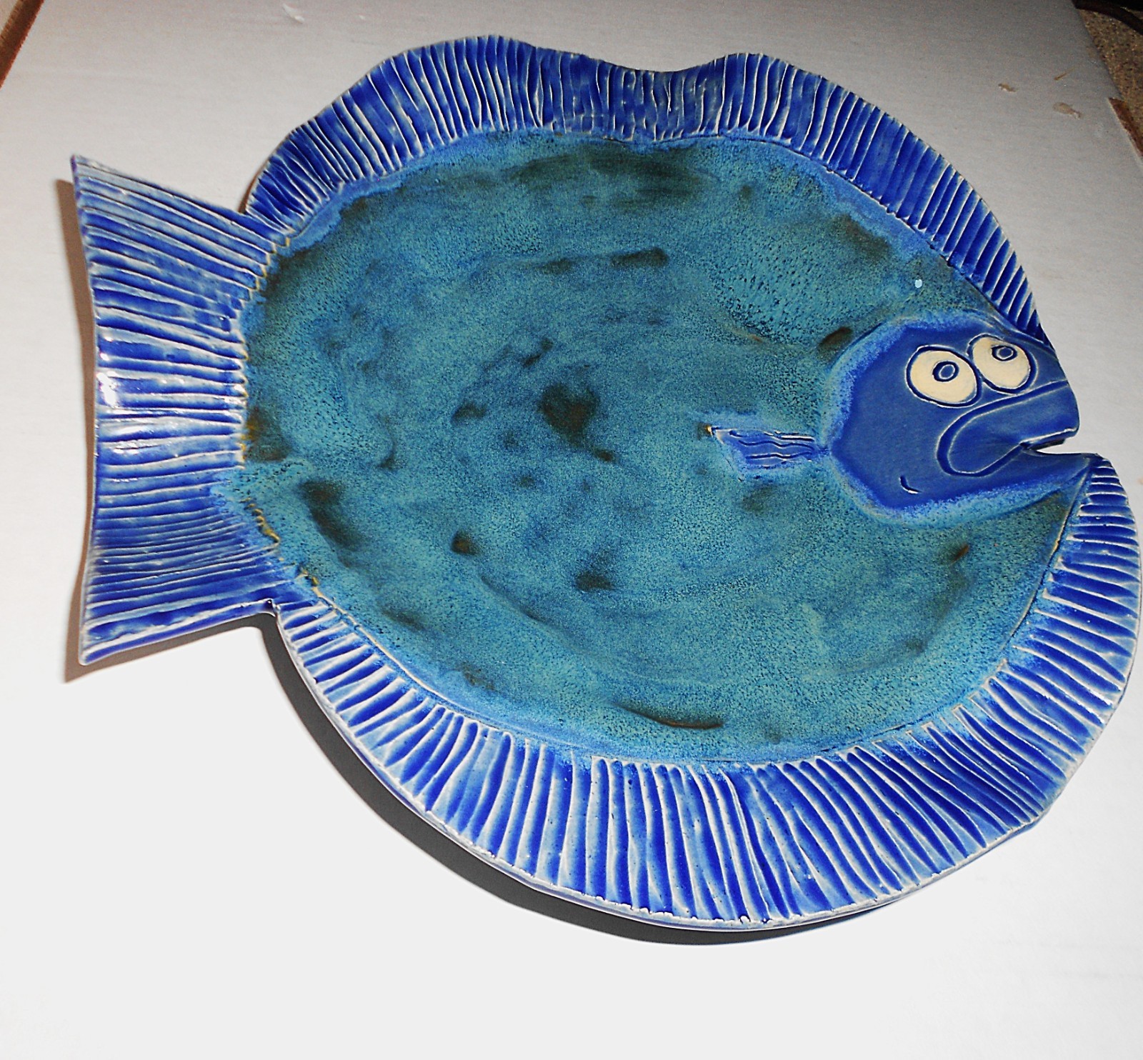 SIGNED TROPICAL FISH CLAY POTTERY PLATTER DISH FINDING DORY UNFORGETFUL FISH