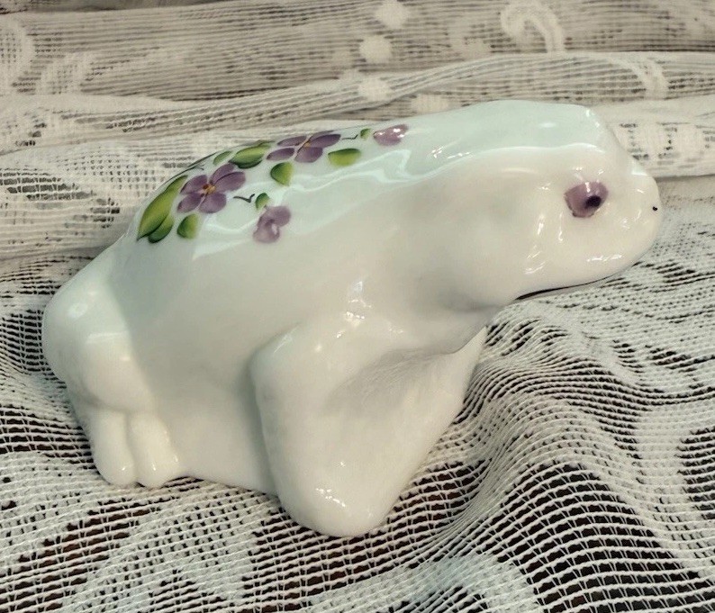 RARE FENTON FROG HAND PAINTED VIOLETS IN THE SNOW ON MILK GLASS SIGNED