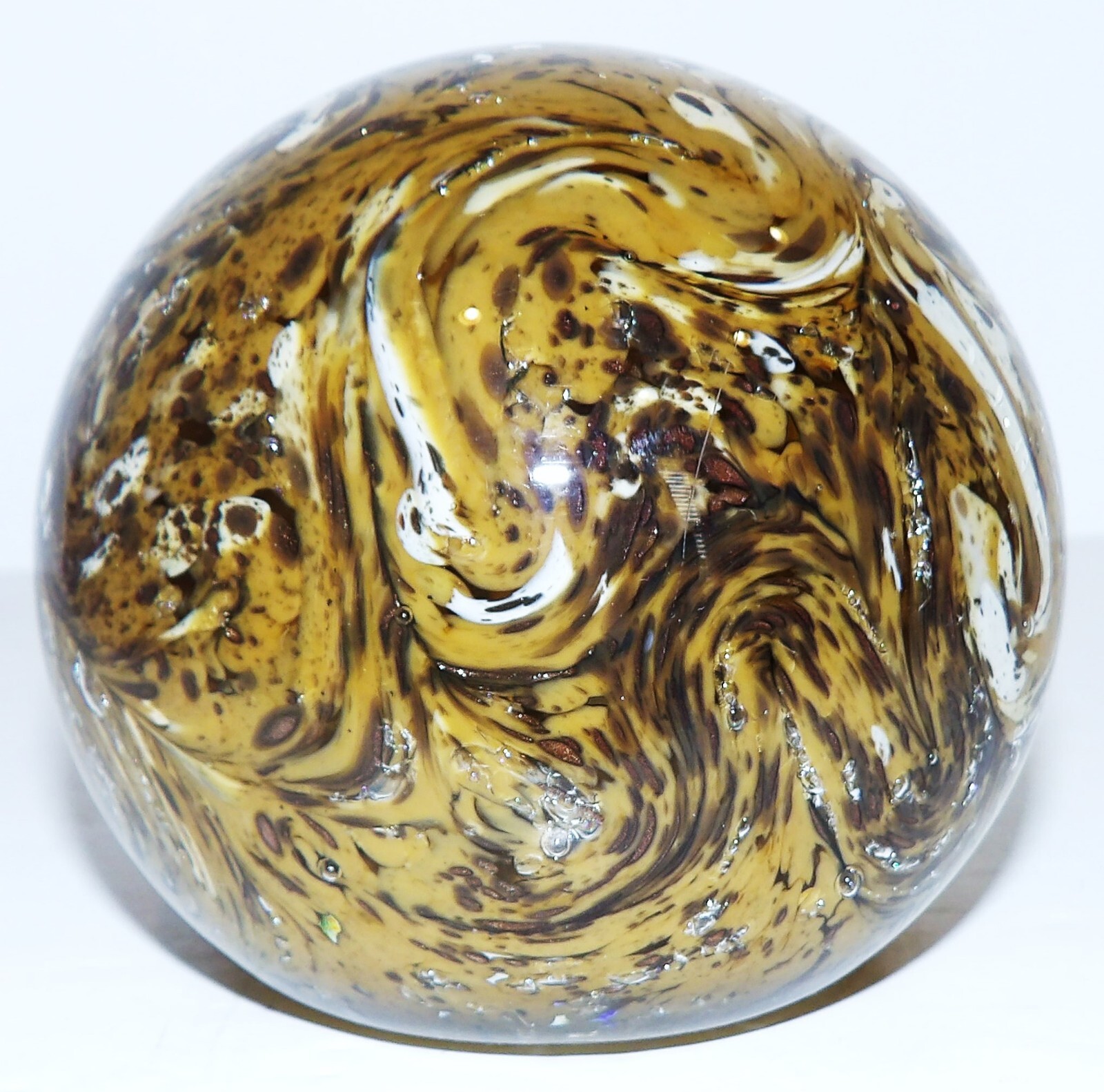 STUNNING SIGNED 1977 JOE ZIMMERMAN ART GLASS TAN BROWN WHITE 3 3/8″ PAPERWEIGHT