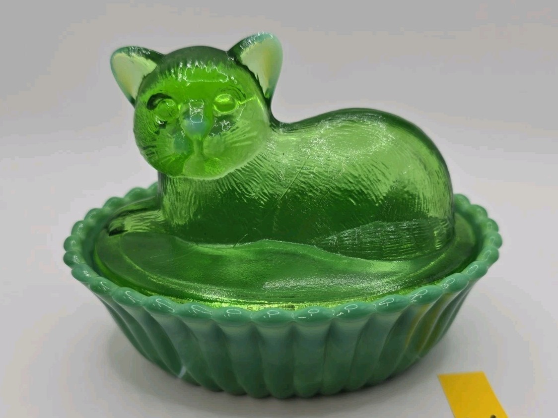 RARE! Westmoreland Cat On Nest/Basket Green Swirl Slag Uranium Glass 5.25″ GLOWS