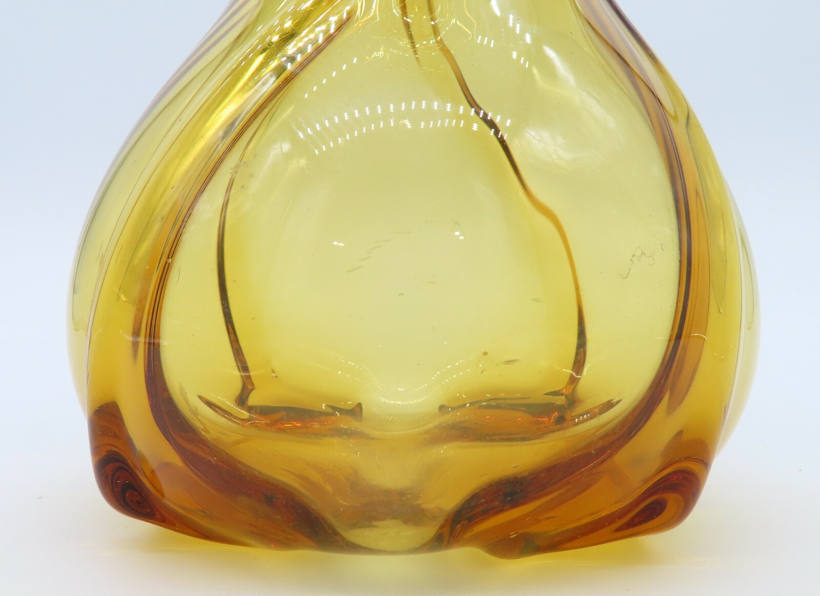 Art Glass Amber Stretch Vase Spiral Twist Maple Four Point Chalet Style 10″ h