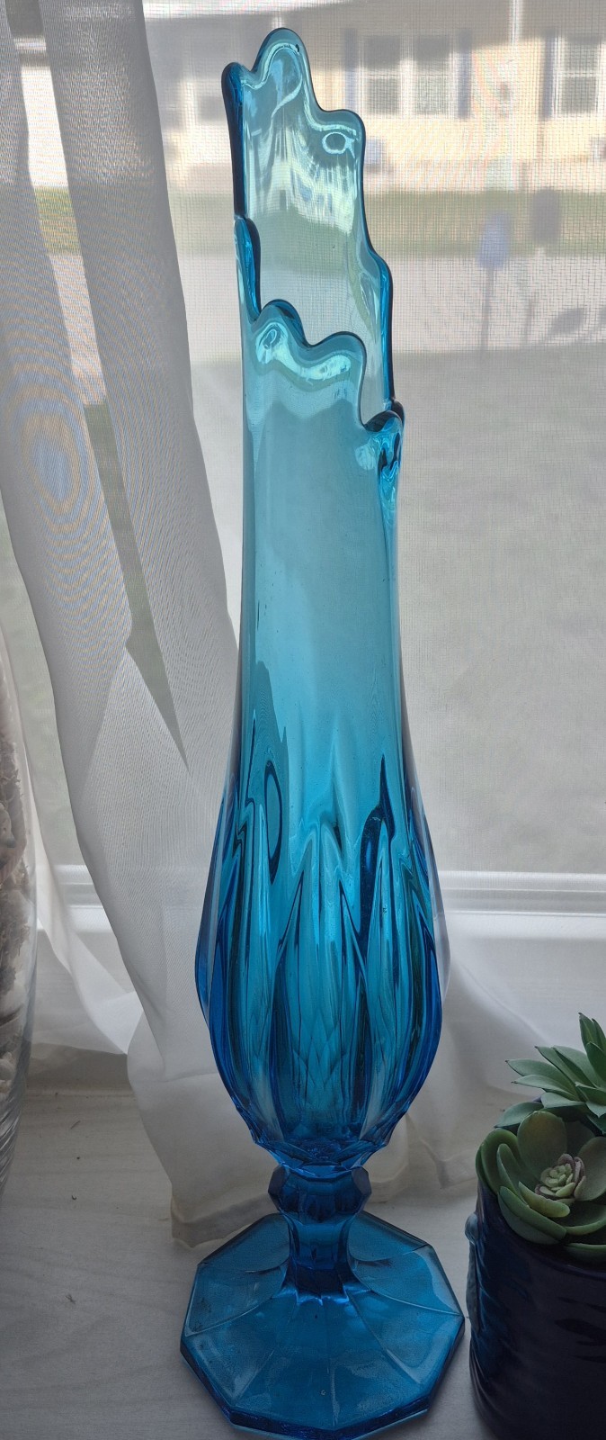 21″ L E Smith MCM Peacock Blue Dominion Art Glass Swung Footed Vase VTG LE