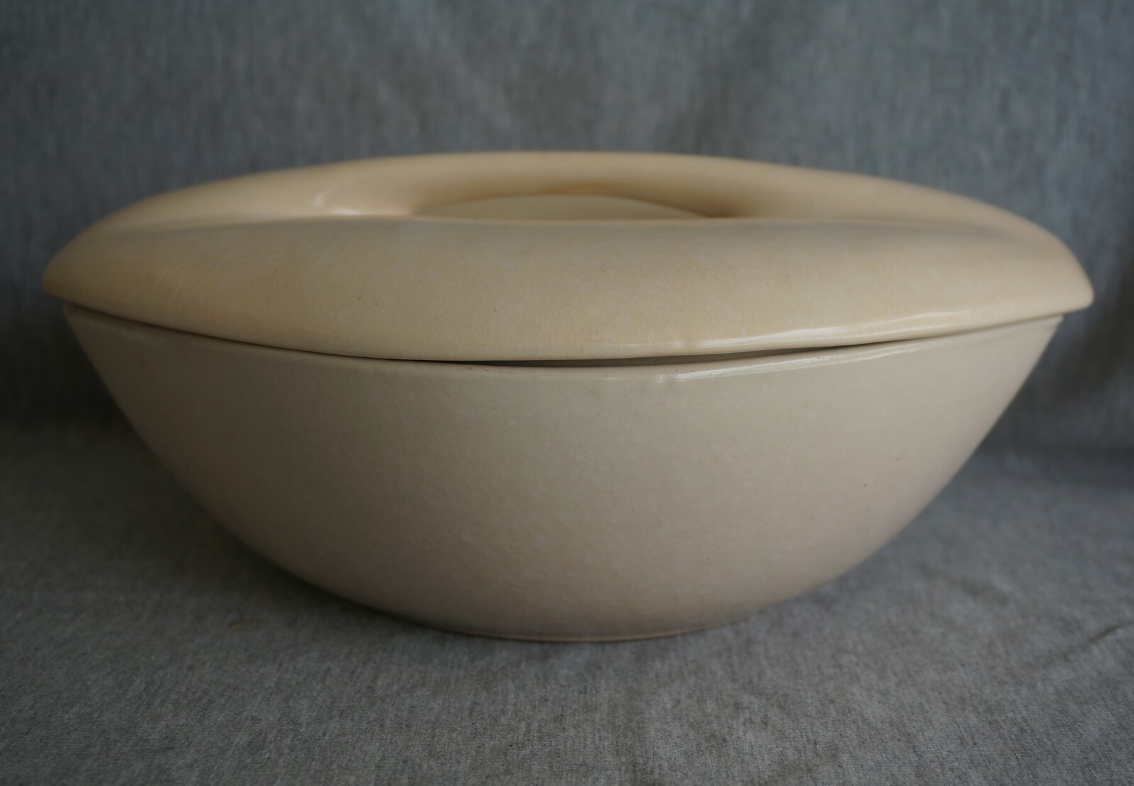 Roseville RAYMOR 2 Qt. COVERED CASSEROLE #183 – Contemporary White – Mid Century