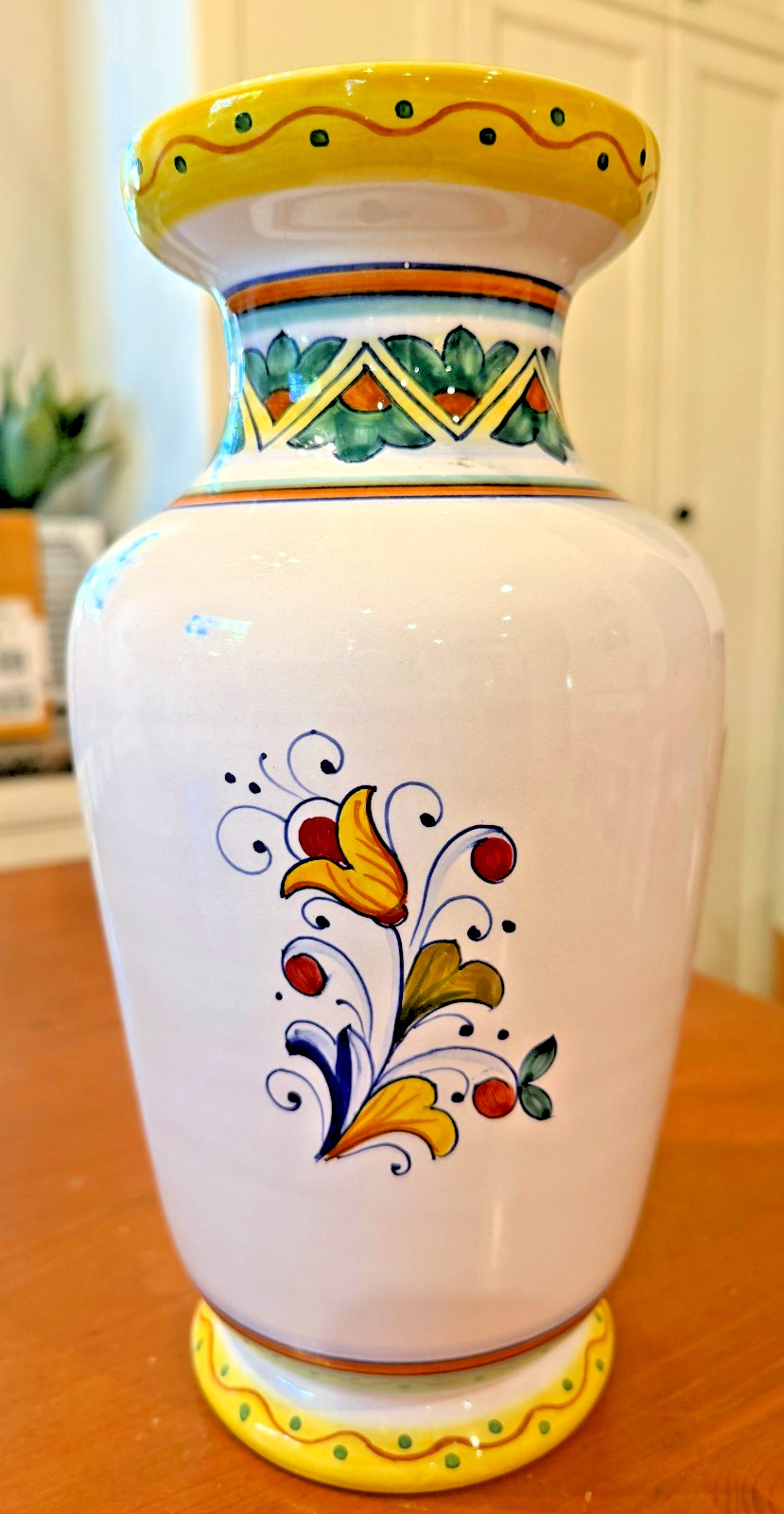Hand-painted Italian Deruta majolica vase 12″