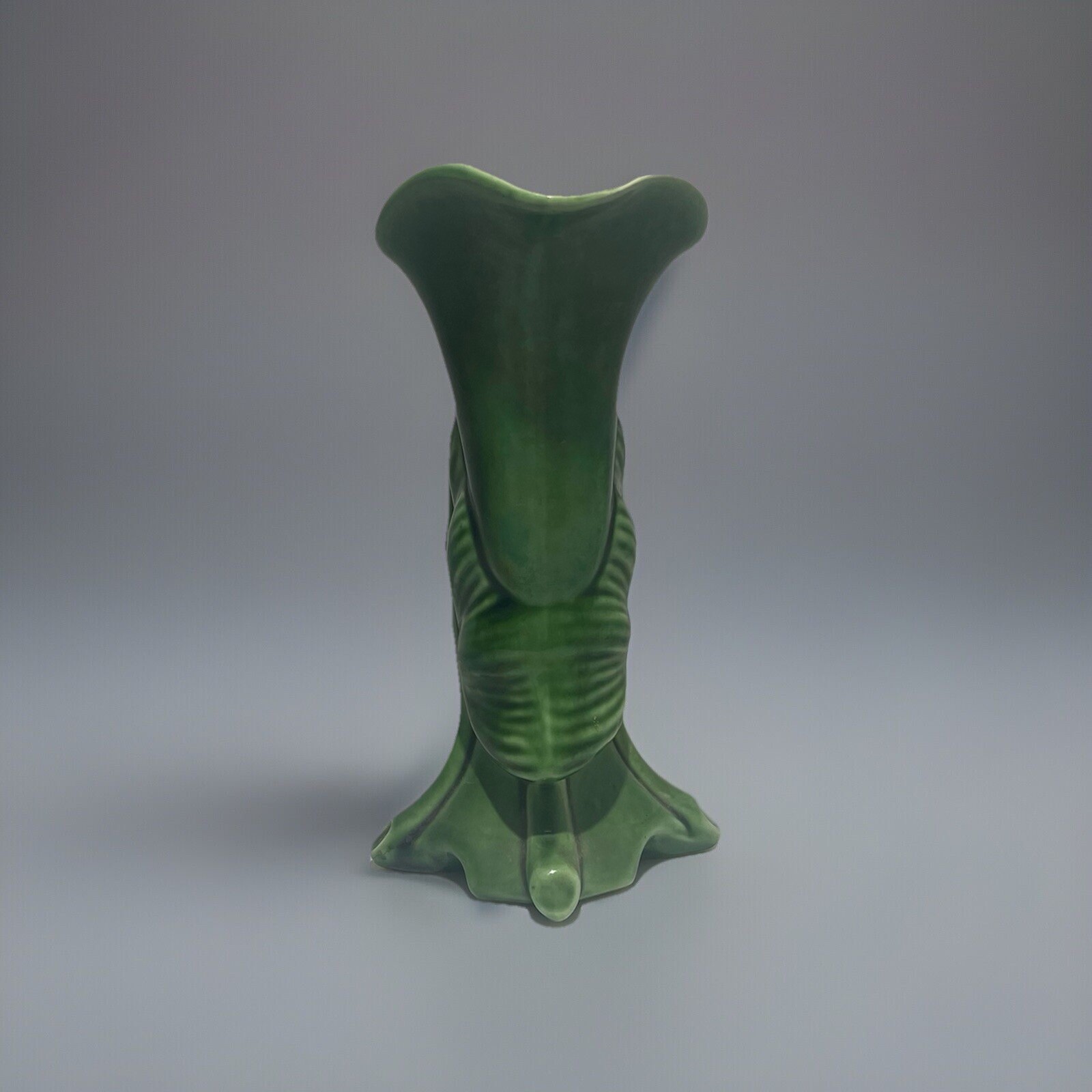 Vintage Camark Deluxe Artrware Pottery #597 Calla Lily Leaf Green 8″ Vase 1940s