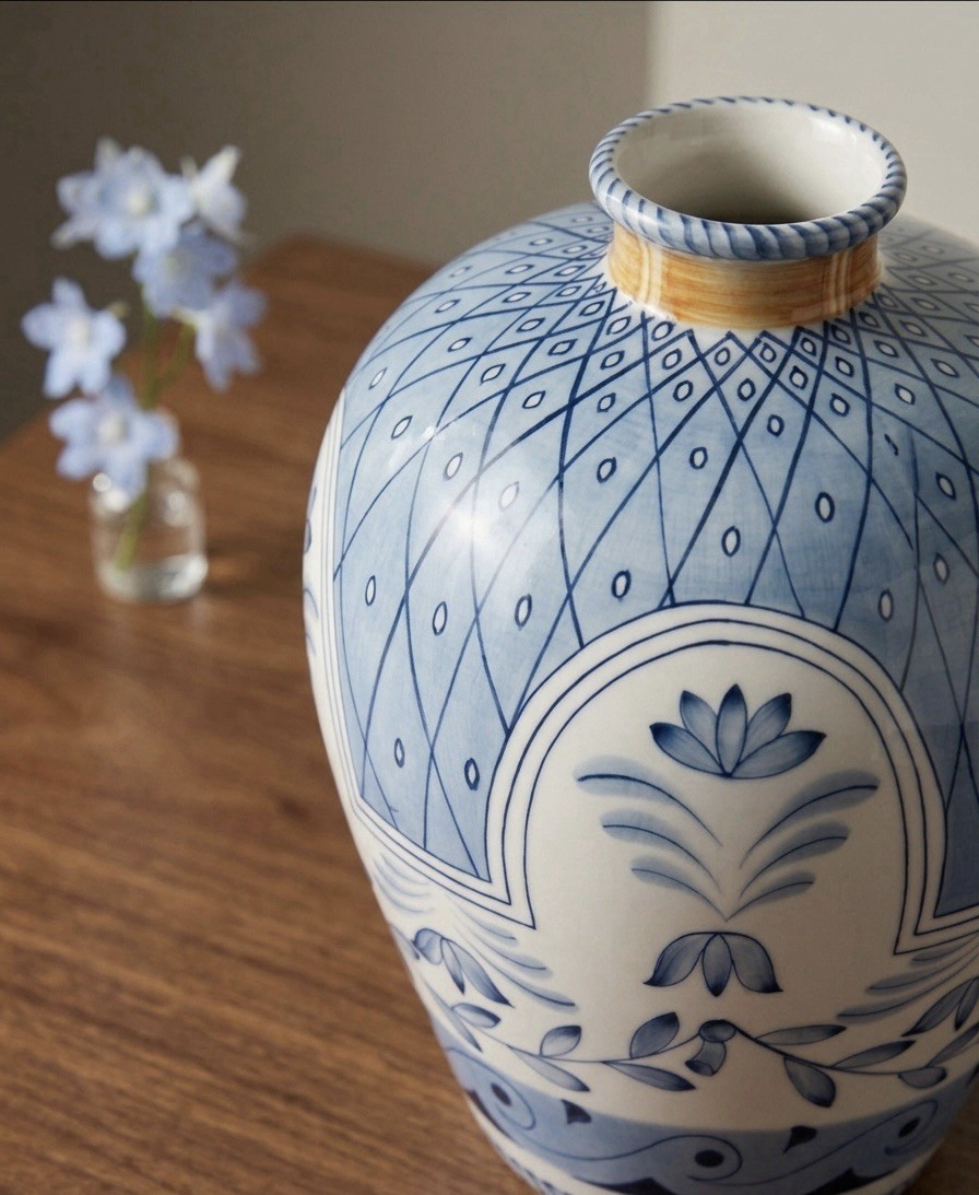 Blue and White Floral Ceramic Vase, Glossy Pottery Decorative Flower Petals