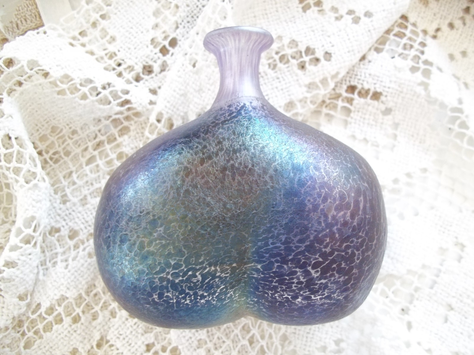 Bertil Vallien Blown Iridescent Glass Vase Kosta Boda Afors Sweden 3.50 x 3.50