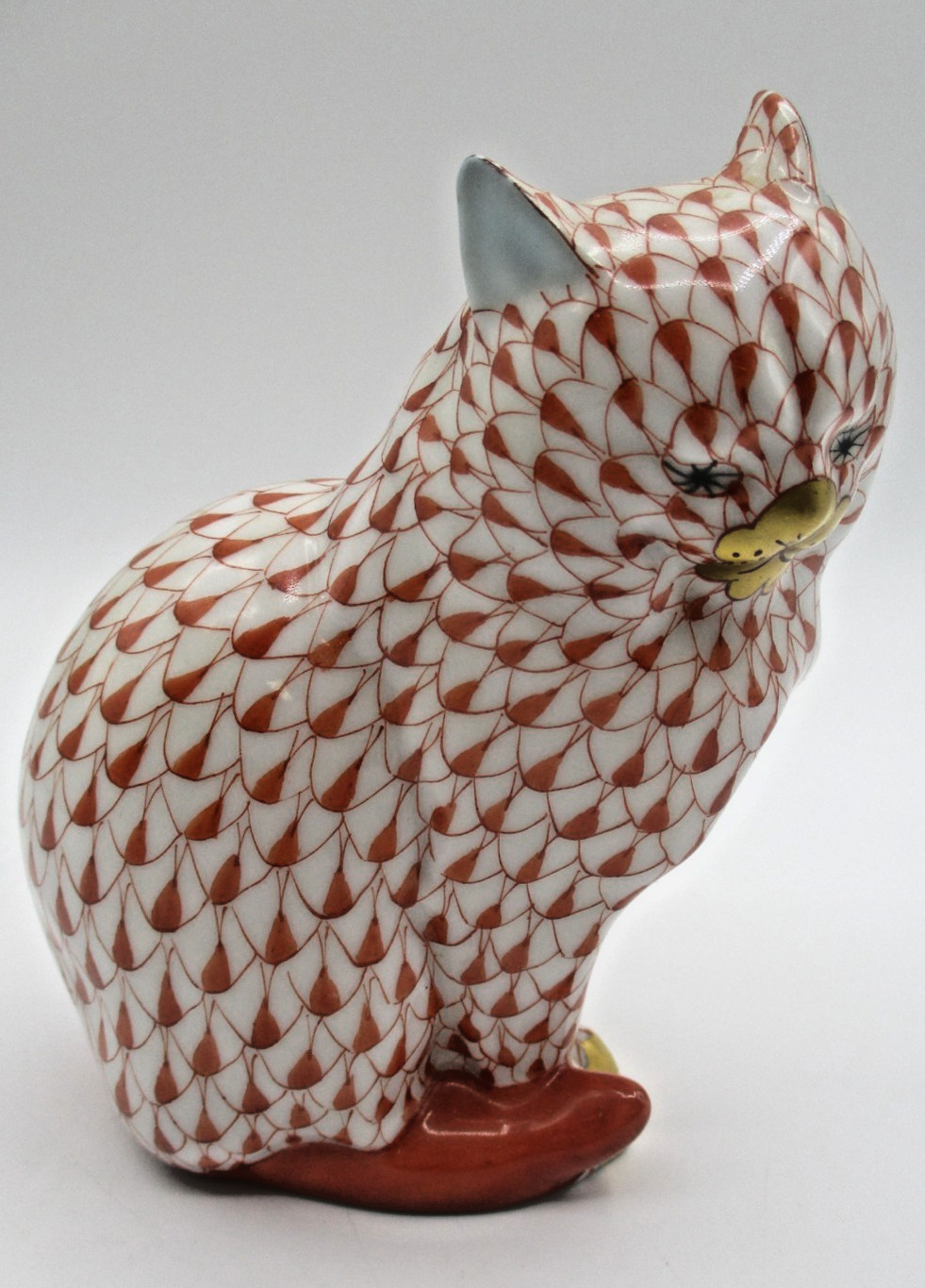 HEREND RUST FISHNET SITTING CAT FIGURINE ~ 4 1/2″ ~