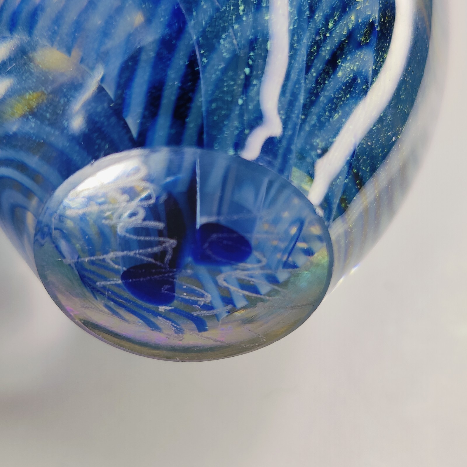 Vintage 1991 Robert Eickholt Signed Blue Ribbon Swirl Art Glass Paperweight 4″