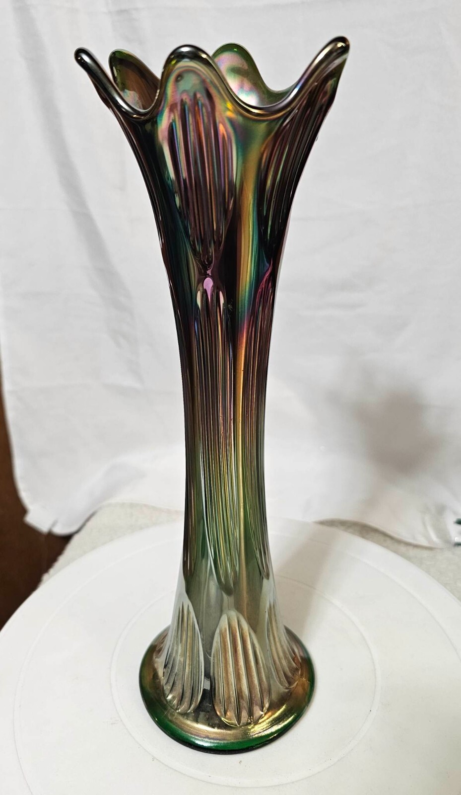 FENTON GREEN CARNIVAL GLASS DIAMOND AND RIB PATTERN SWUNG VASE 11 1/2in”