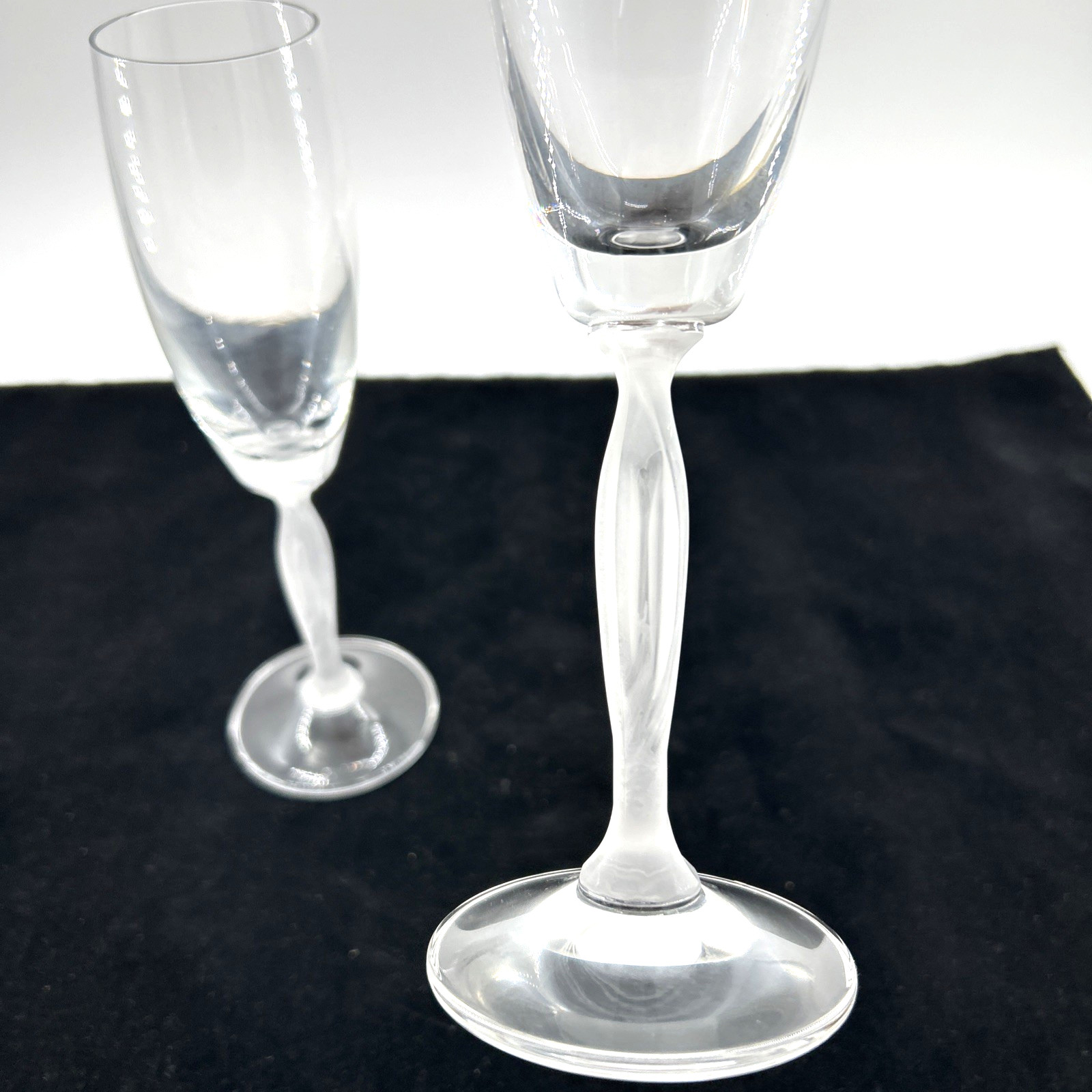 2 Mikasa BALLET Clear Crystal Champagne Flutes White Frosted Twist Stems