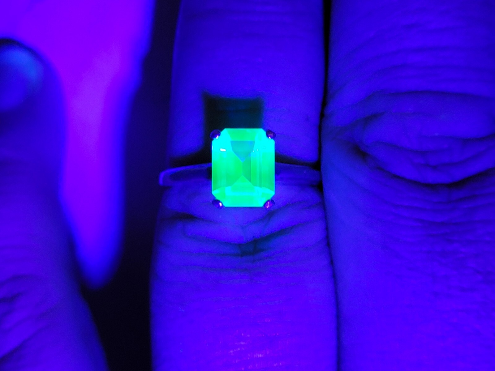 Sterling Uranium Spinel Ring Solitaire Fluorescent Gem 1.75ct 925 Silver